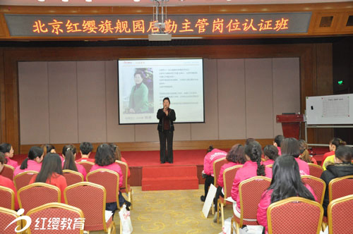 直營中心總經理劉燕對后勤主管予以工作指導