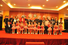 領(lǐng)導(dǎo)們登臺(tái)與小演員及他們的家長們合影